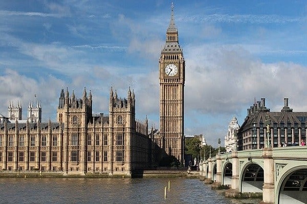 Башня часы Биг Бен находиться в Лондоне