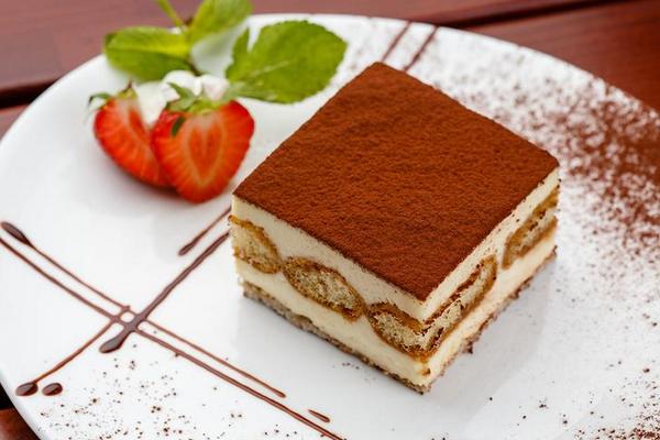 Десерт Тирамису квадратный кусок сервированный на терелке