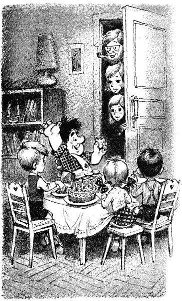 Малыш и егодрузья, Карлсон сидят за столом с тортом. Из двери смотрят отец, мать и сестра Малыша.