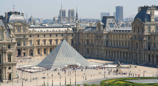 Музей Лувр находиться во Франции