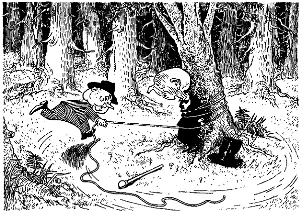 Черно-белое фото. Двое коротышек в лесу, один второго привязывает к дереву.