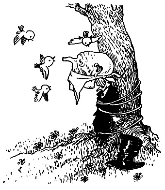 Черно-белое фото. Коротышка привязанный к дереву, с перевязанным ртом плотком, а вокруг птички летают.
