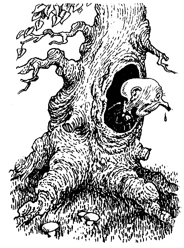 Черно-белое фото. Коротышка сидит в дупле дерева и смотрит наружу.