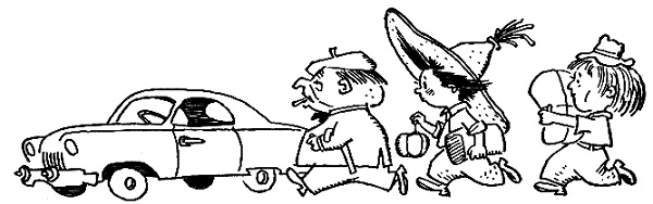 Черно-белое фото. Коротышка с сигаретой спешит к автомобилю за ним двое коротышек несут вещи.