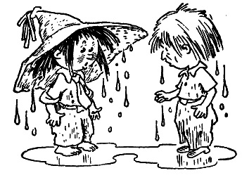 Черно-белое фото. Двое коротышек стоят напротив друг друга в луже, мокрые с ног до головы.