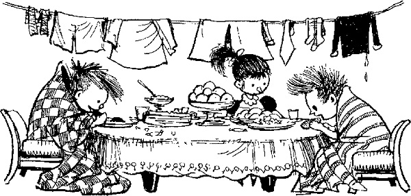 Черно-белое фото. Коротышки едят за столом. И сушатся и сушат вещи.