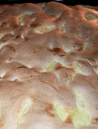 Пирог Шарлотка, тесто с яблоками