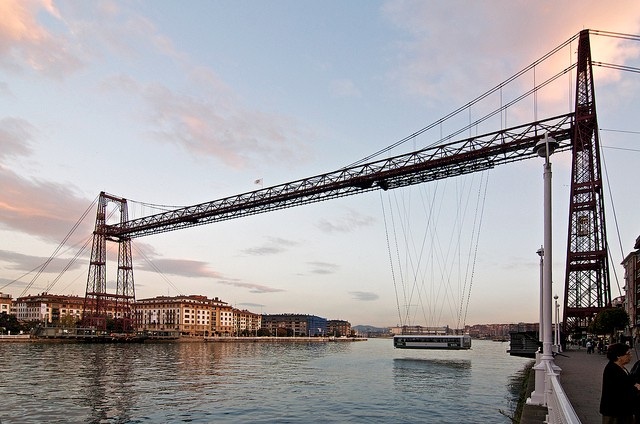 Подвесной мост находиться в Португалете