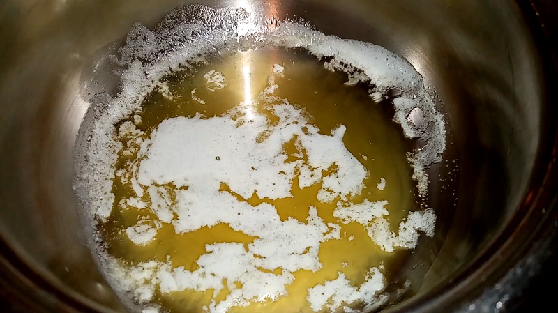 Растопленное сливочное масло в кастрюле