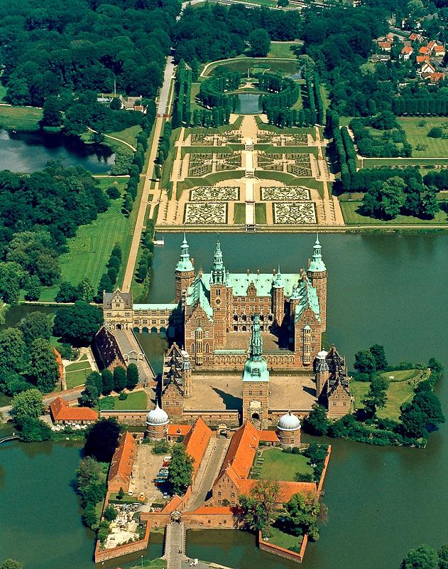 Замок Фредериксборг находиться в Дании